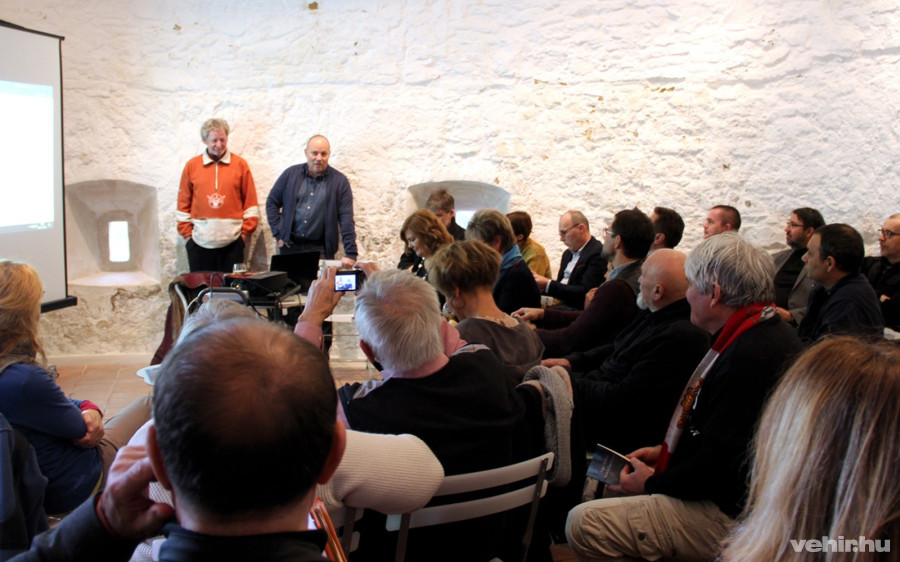 Mészáros Zoltán a Dubniczay palota kávézójában beszélt a kötet megszületéséről