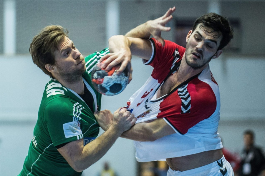 Császár Gábor (b) és Petar Nenadic, a szerb válogatott játékosa a Magyarország – Szerbia férfi kézilabda felkészülési mérkőzésén Fotó: MTI – Ujvári Sándor