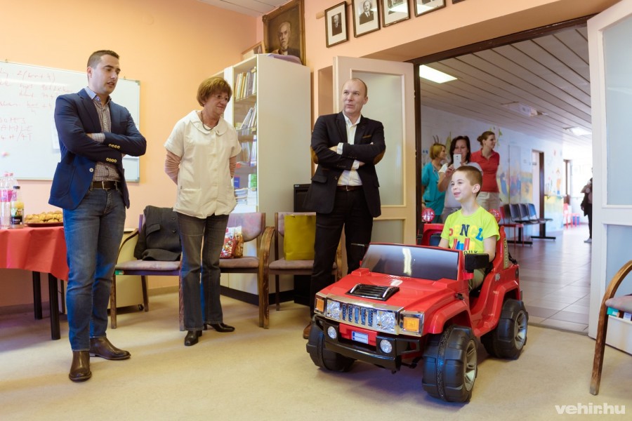 Ovádi Péter, Szabó Éva, a gyermekosztály főorvosa és Porga gyula az autó egyik jövendőbeli sofőrjével