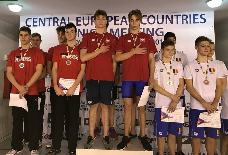 A magyar csapat a dobogó második fokán, Mátrai  Roland elöl, a bal szélen