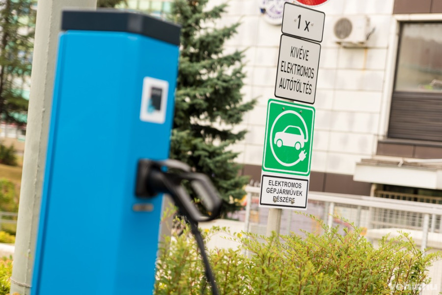 Töltőállomás Veszprémben (archív)