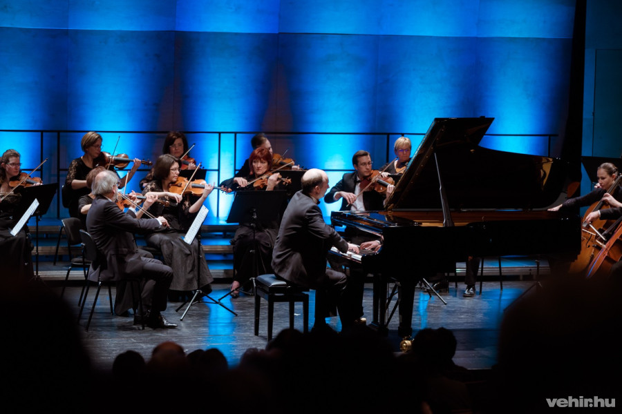 A Mendelssohn Kamarazenekar és Réti Balázs