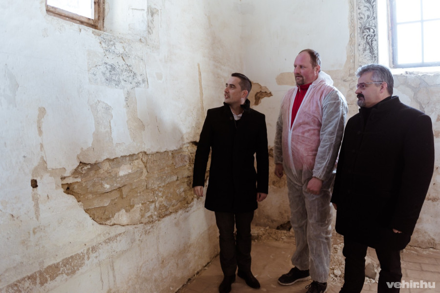 Ovádi Péter, a falképet restauráló Répássy Viktor Csaba és Bikádi László Károly