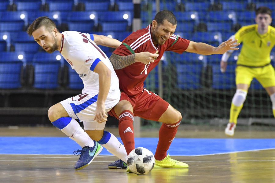Tatai József és a cseh Tomas Vnuk a futsal Videgrádi Négyek Tornáján - MTI Fotó: Czeglédi Zsolt