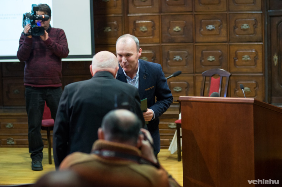 Porga Gyula köszönti Tóth Dezsőt