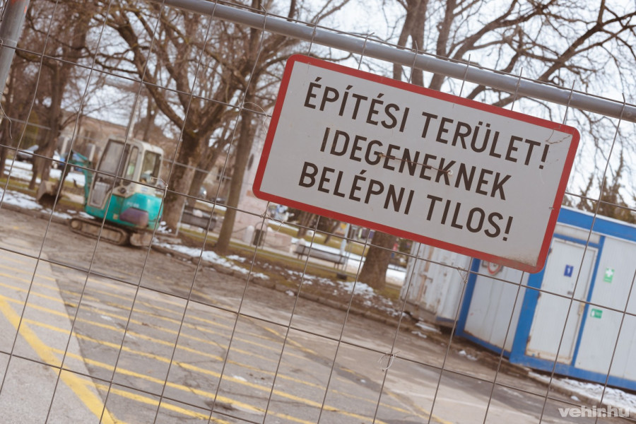 A Vörösmarty téren decemberig nem lehet parkolni