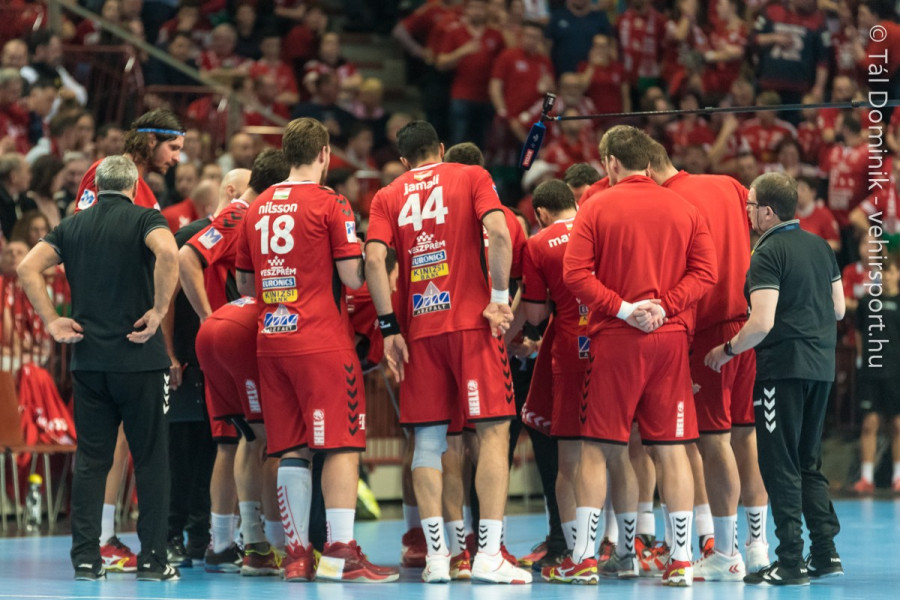 Pénzbüntetés a játékosoknak, edzőknek