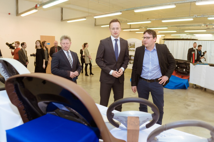 Fenyvesi Zoltán, Szijjártó Péter és Kis-Kapin Károly a csarnok bejárásakor