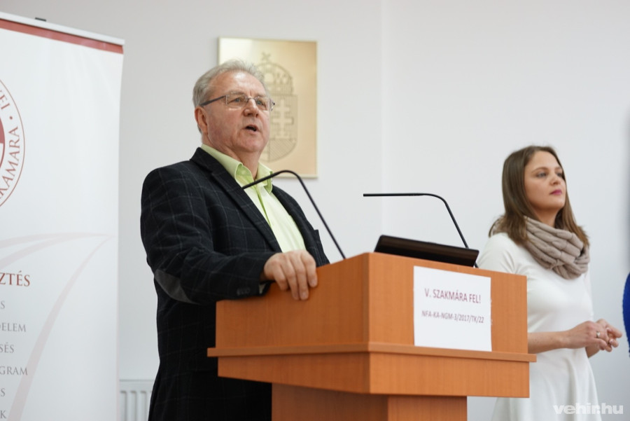 Végh László, a Szakképzési Iroda vezetője