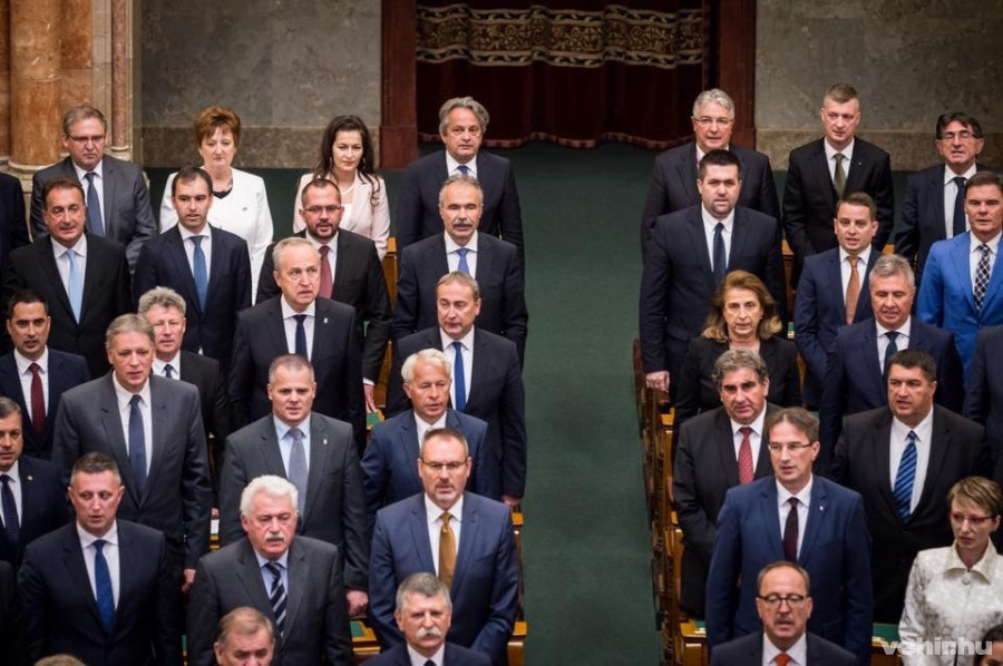 Ovádi Péter a mai alakuló ülésen, a kép bal oldalán