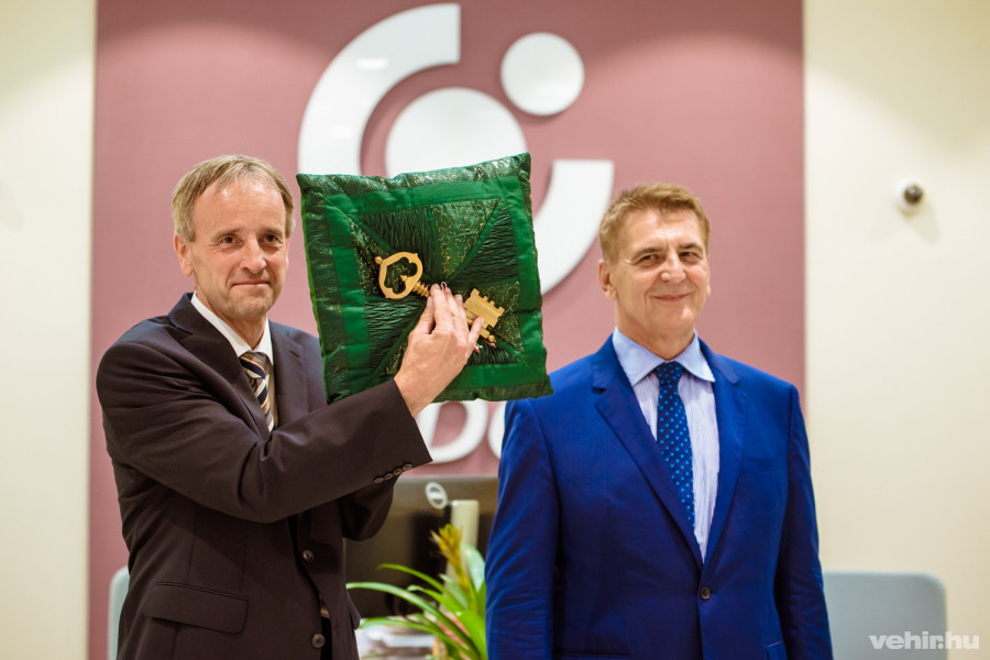 Ács Lajos és Kovács Antal a veszprémi fiók díszkulcsával