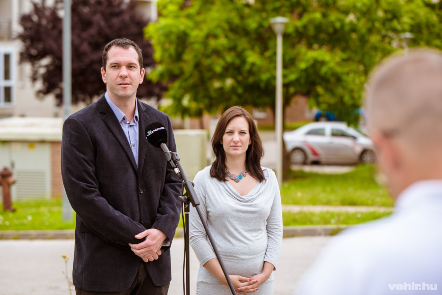 Kovács Áron és Hegedűs Barbara a június 13-án tartott sajtótájékoztatón Veszprémben