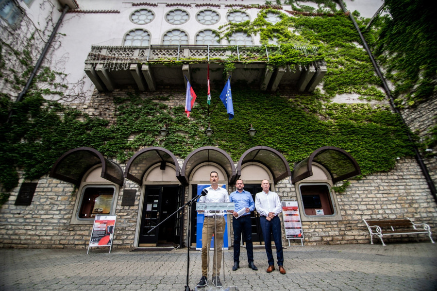 A színház rekonstrukciója miatt a társulat a következő évadot már új helyszínen kezdi