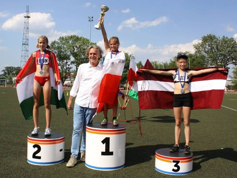 Felber Zselyke a dobogó második fokán - Fotó: SVSE