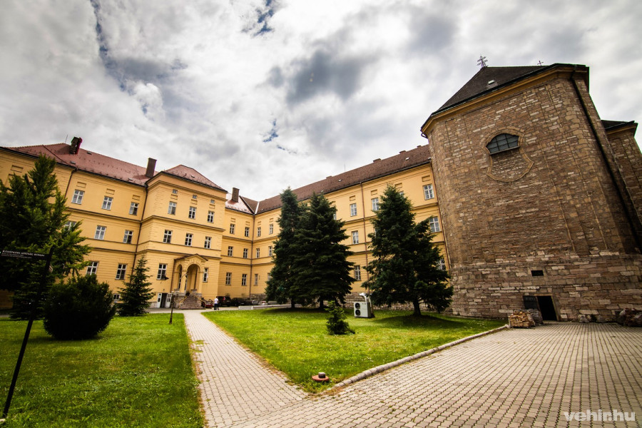 Az apátság hátsó bejáratánál vezet az út a pincébe