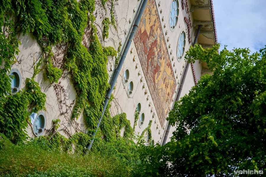 A csodaszarvas-kép alatt visszaépül a porticus