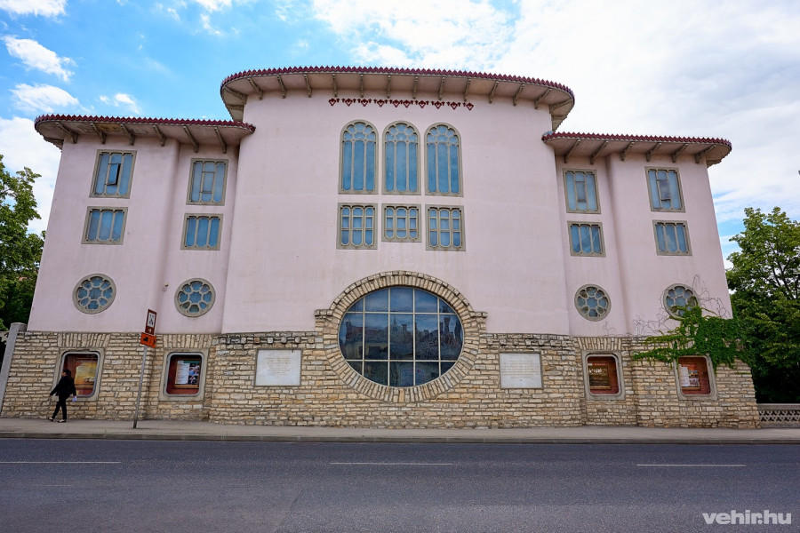 Minden irányból meg- (illetve vissza-)változik az épület látványa