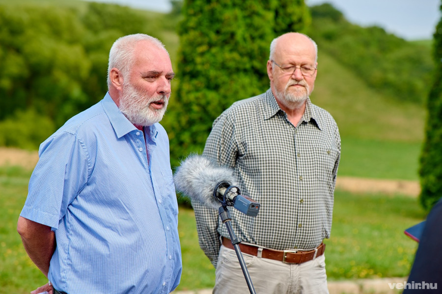 Fekete János (Magyar Közút Nonprofit Zrt.) és Istvánfalvi Sándor Károly, szentgál polgármestere