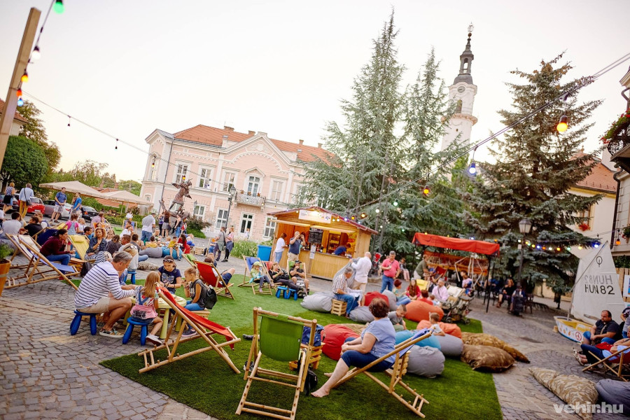 A Városháza előtt a kutyák is jobban érezhetik magukat