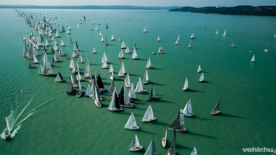 Az 50. Kékszalag Erste Nagydíj tókerülő vitorlásverseny mezőnye a rajt után –  MTI Fotó: Jánossy Gergely