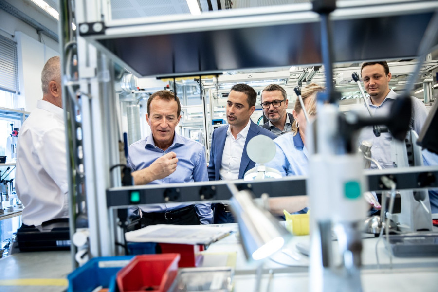 Peter Burkhard kék ingben, mellette Ovádi Péter