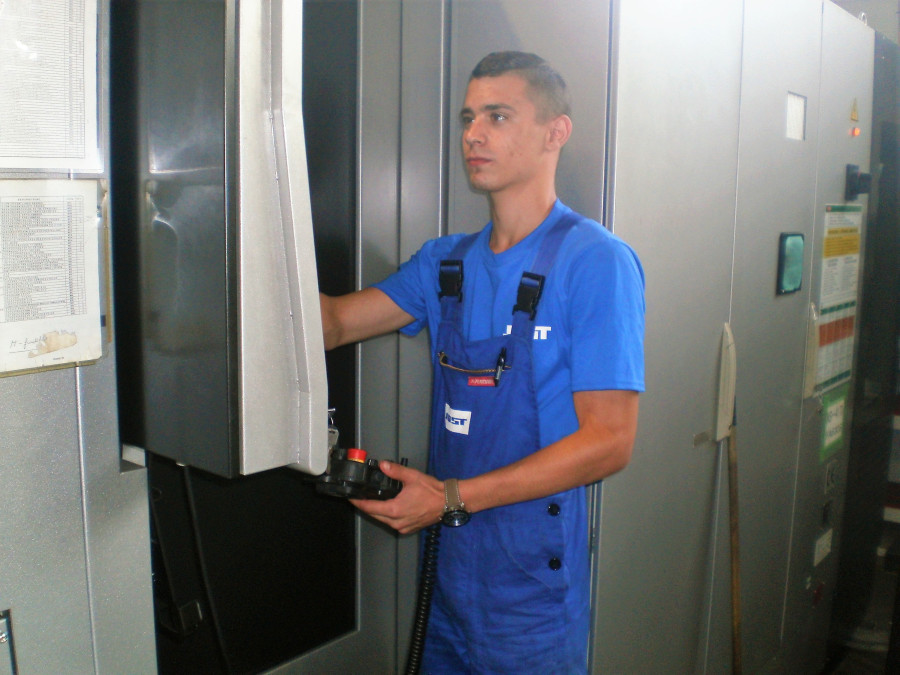 Szabados Balázs CNC gépkezelő, 2018. júniusában kezdte meg munkaviszonyát mentorált pályakezdőként a JOST Hungária Bt.-nél