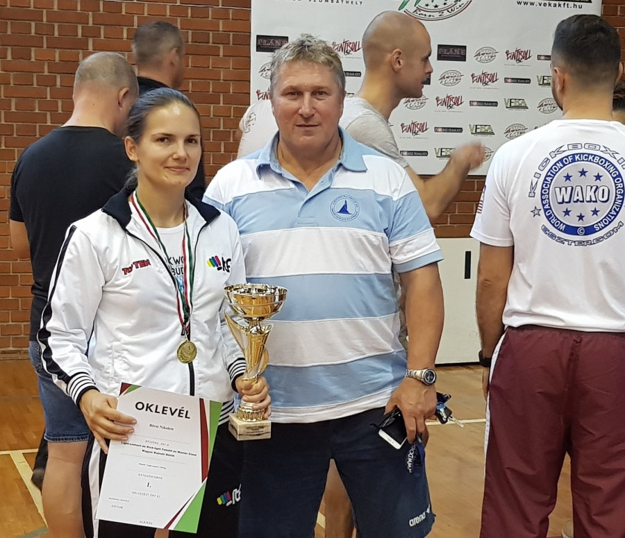 Bécsi Nikolett és Vajky László a bajnoknak járó trófeával