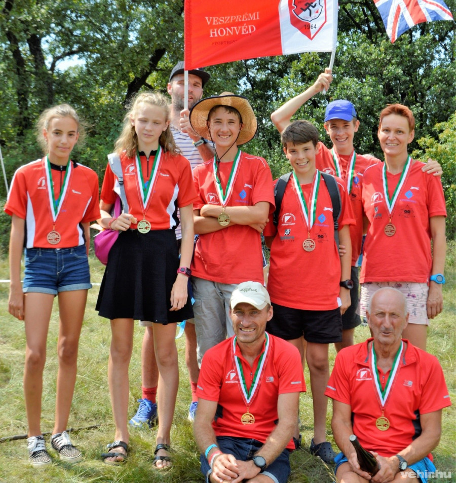 A Veszprémi Honvéd összetettben dobogós helyen végző versenyzői - Fotók: Bálint Bence