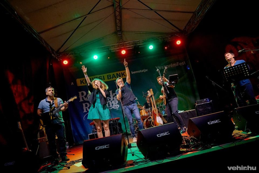 Csak a színpadon tartani a kapcsolatot nem elég