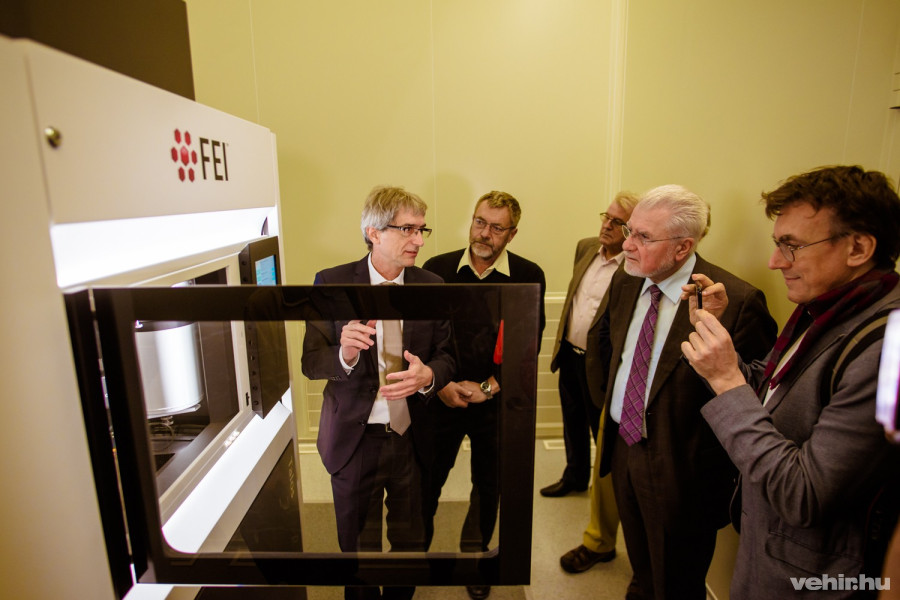 Pósfai Mihály részletesen szemléltette az új berendezést