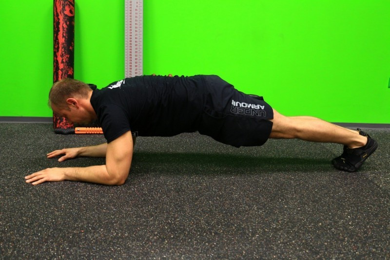 Mint ha egy deszkát raktak volna a hátunkra, egy egyenest alkot