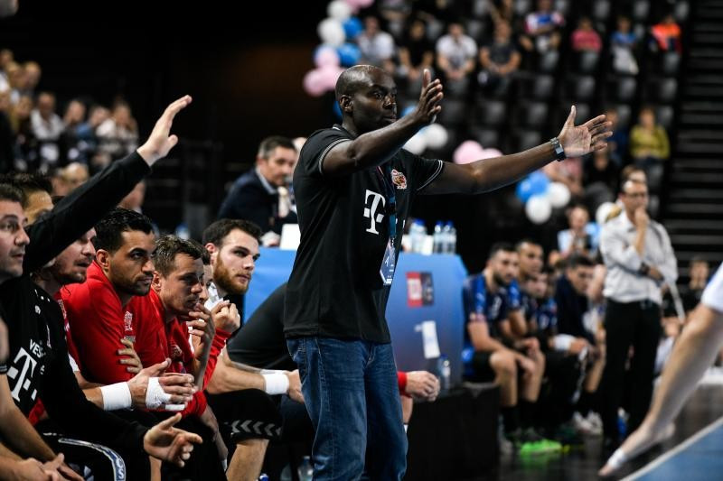 David Davis instruálja csapatát Montpellier-ben -  Fotó: Vörös Dávid, handballveszprem.hu