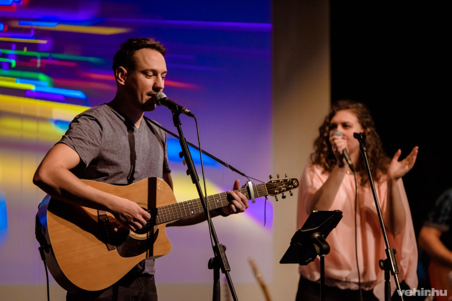 A 10 éves évforduló zenei blokkal indult