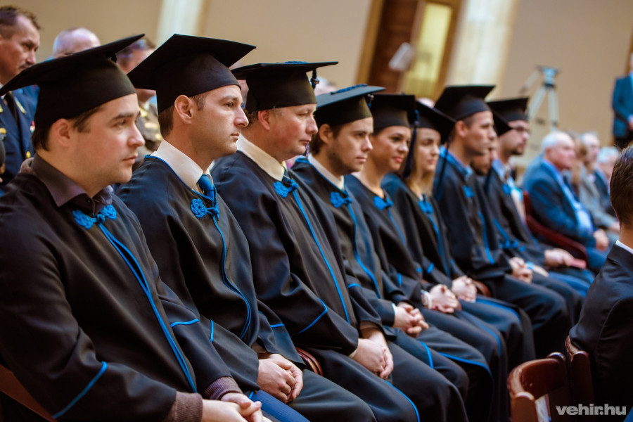Végül a PhD doktorokat avatták fel