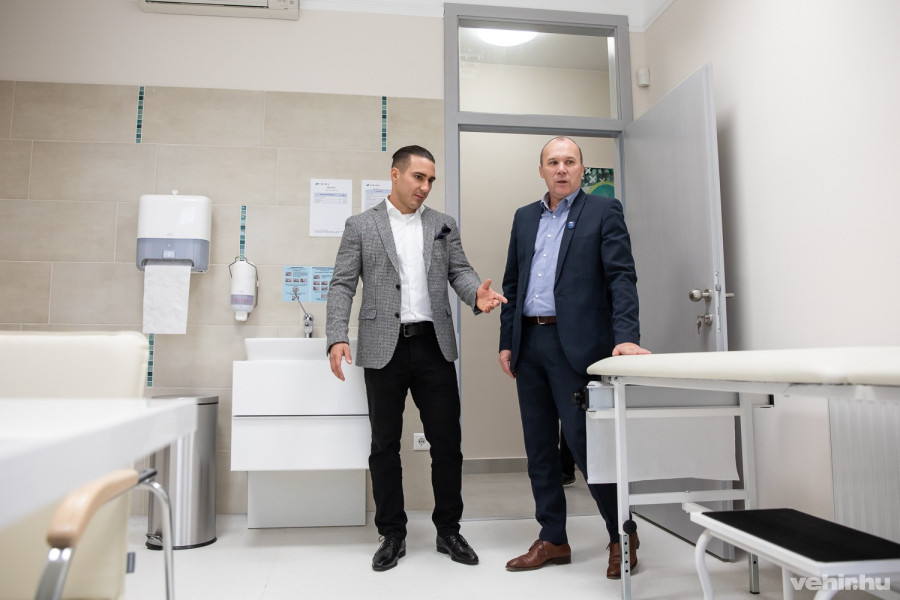 Szalay Zsolt és Porga Gyula az új orvosi komplexum epületbejárásán