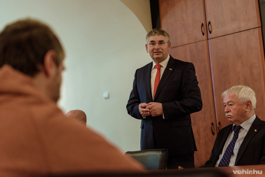 Lakatos Antal, a Kinizsi Bank meghatározó tulajdonosa a hétfő délelőtti sajótájékoztatón