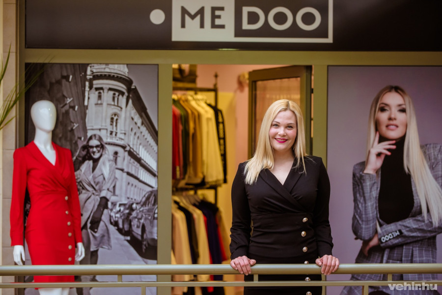 Krisztina is Inez ruhát viselt, fekete színben