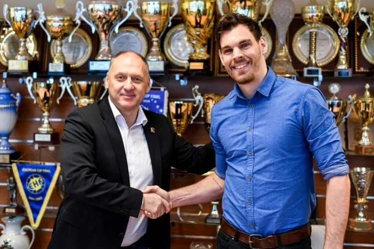 A Veszprém Handball Team Zrt. vezérigazgatója, dr. Csík Zoltán és Székely Márton a szerződés aláírását követően Fotó: telekomveszprem.hu