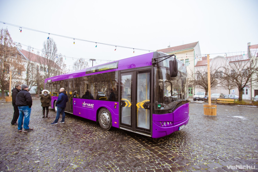 Jövő évtől ilyen bíbor színű buszok színesítik majd az utakat