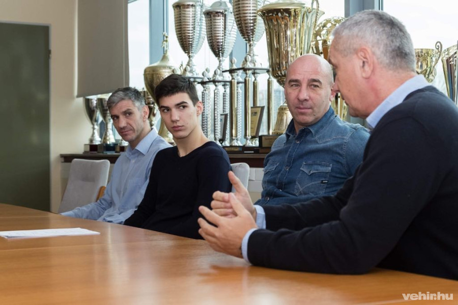 Legendás édesapja és edzője között Gergő, a kiválasztott (Fotó forrása: veszpremikse.hu)