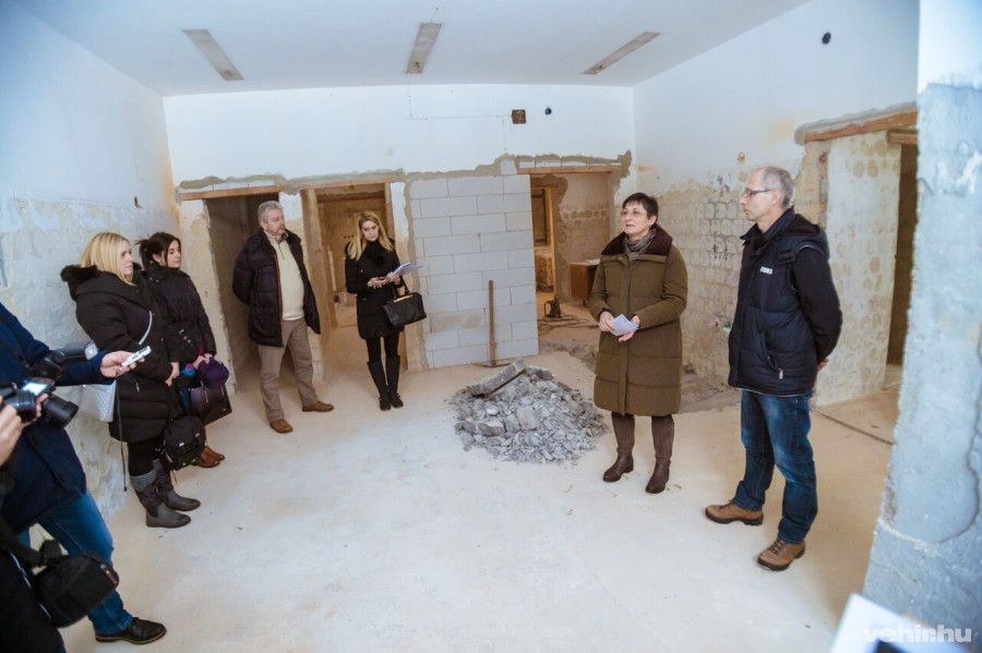 A kép jobb oldalán Brányi Mária alpolgármester és Nagy Zoltán műszaki vezető