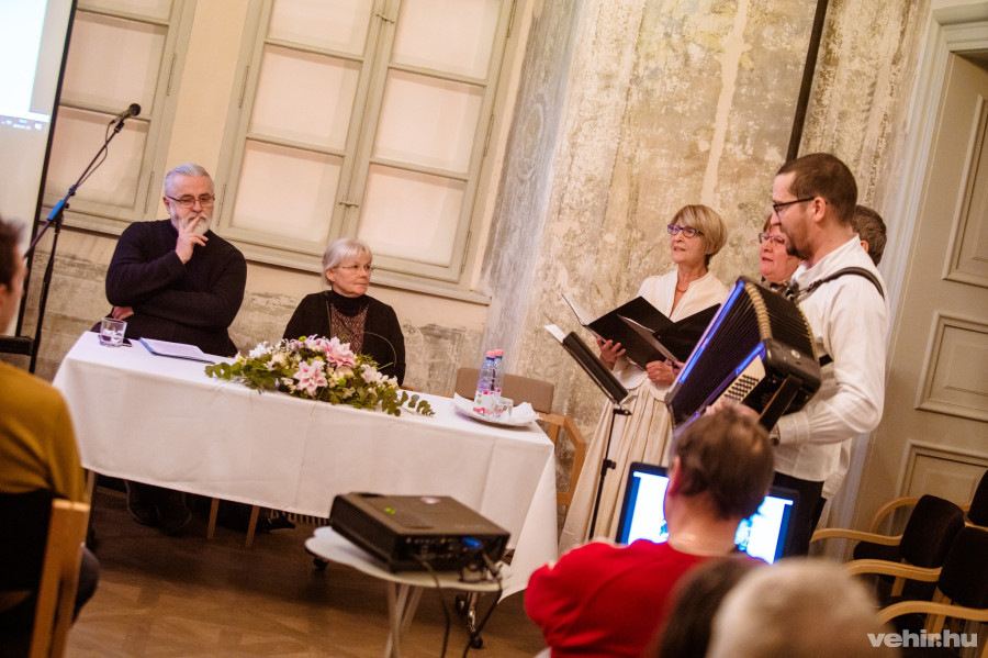 A díjátadón a Táborállás Dalkör adott elő katonadalokat