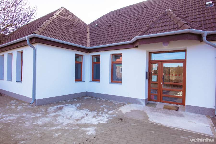 Nyílászárókat cseréltek, szigeteltétk a homlokzatot