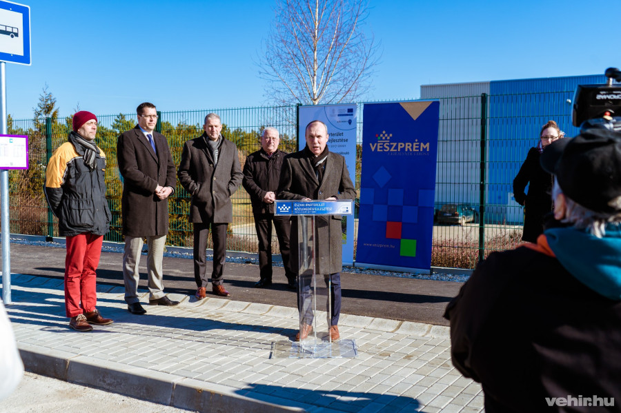 Az északi iparterületen működő cégek vezetői és Porga Gyula polgármester a szerdai sajtótájékoztatón