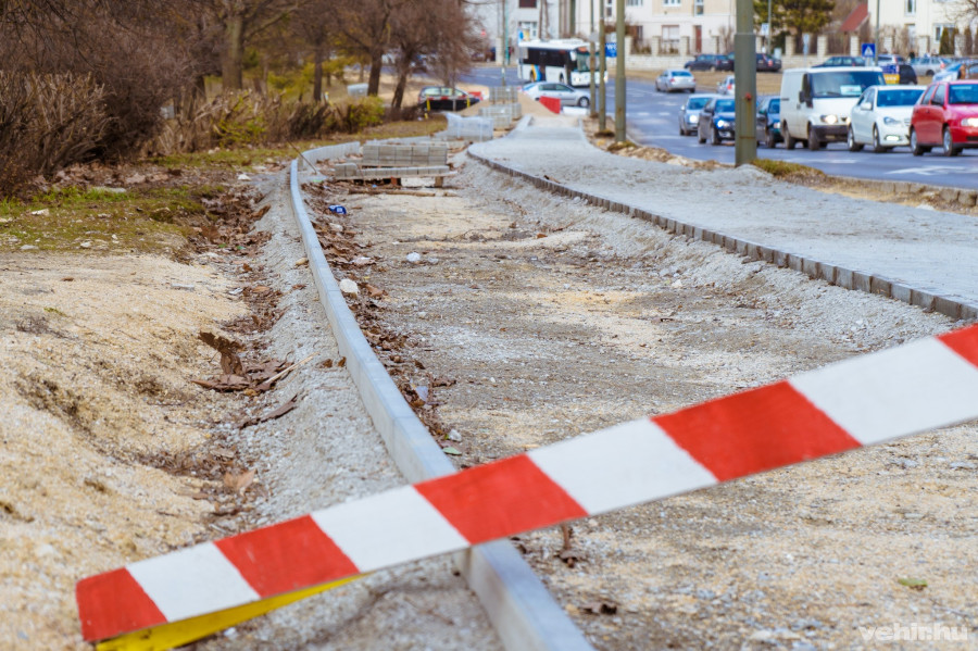 Kerékpárút épül a Jutasi út mentén