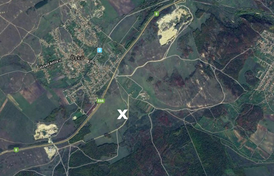 Az iparterületet a nyolcas út választja el a településtől (Google Maps)