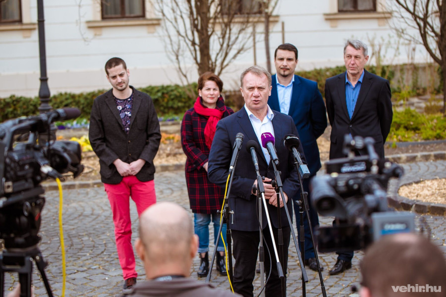 Varju László, A Dk országgyűlési képviselője. A háttérben Ungár Péter, Varga-Damm Andrea, Mesterházy Attila és Hartmann Ferenc