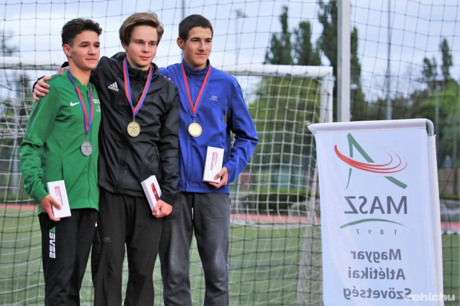 Zsetnyai nyakában az ezüst is szépen csillogott