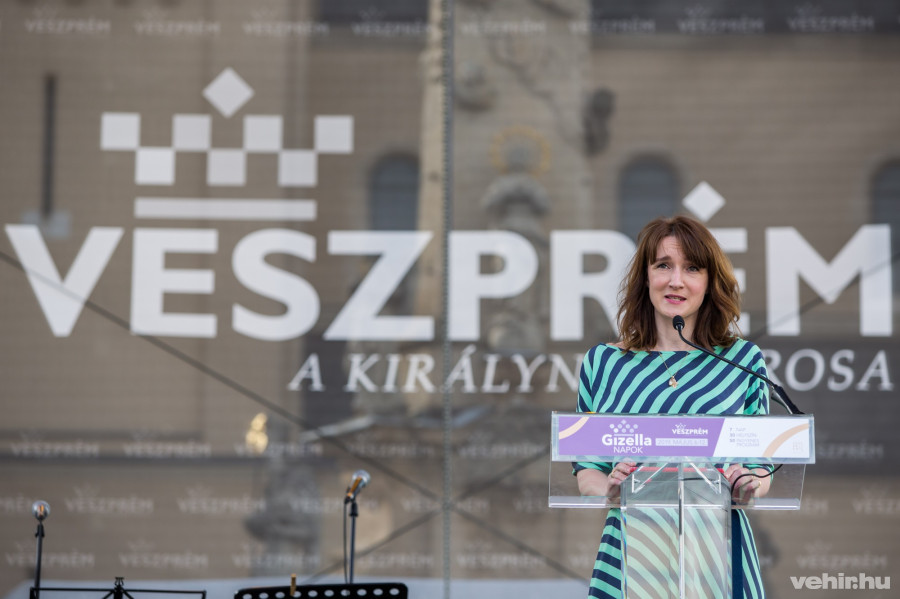 A Szentháromság téri közönséget Ugron Zsolna köszöntötte