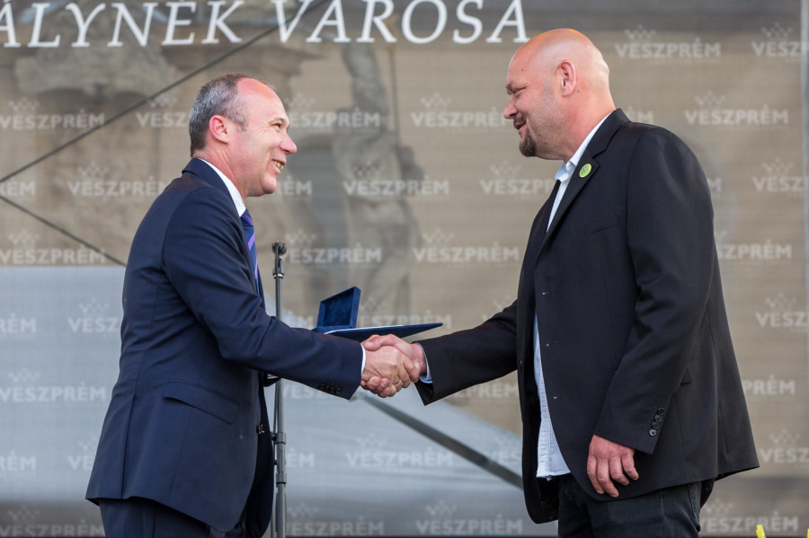 A díjakat Porga Gyula polgármester adta át.